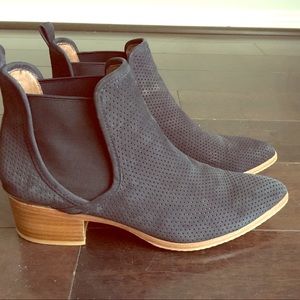 Donald J Pliner Darla booties in Navy